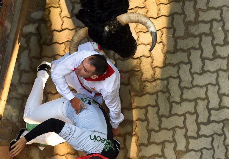 Uno de los &quot;Pedraza&quot; alcanza con su pitón a un corredor al entrar en la plaza de toros de Pamplona