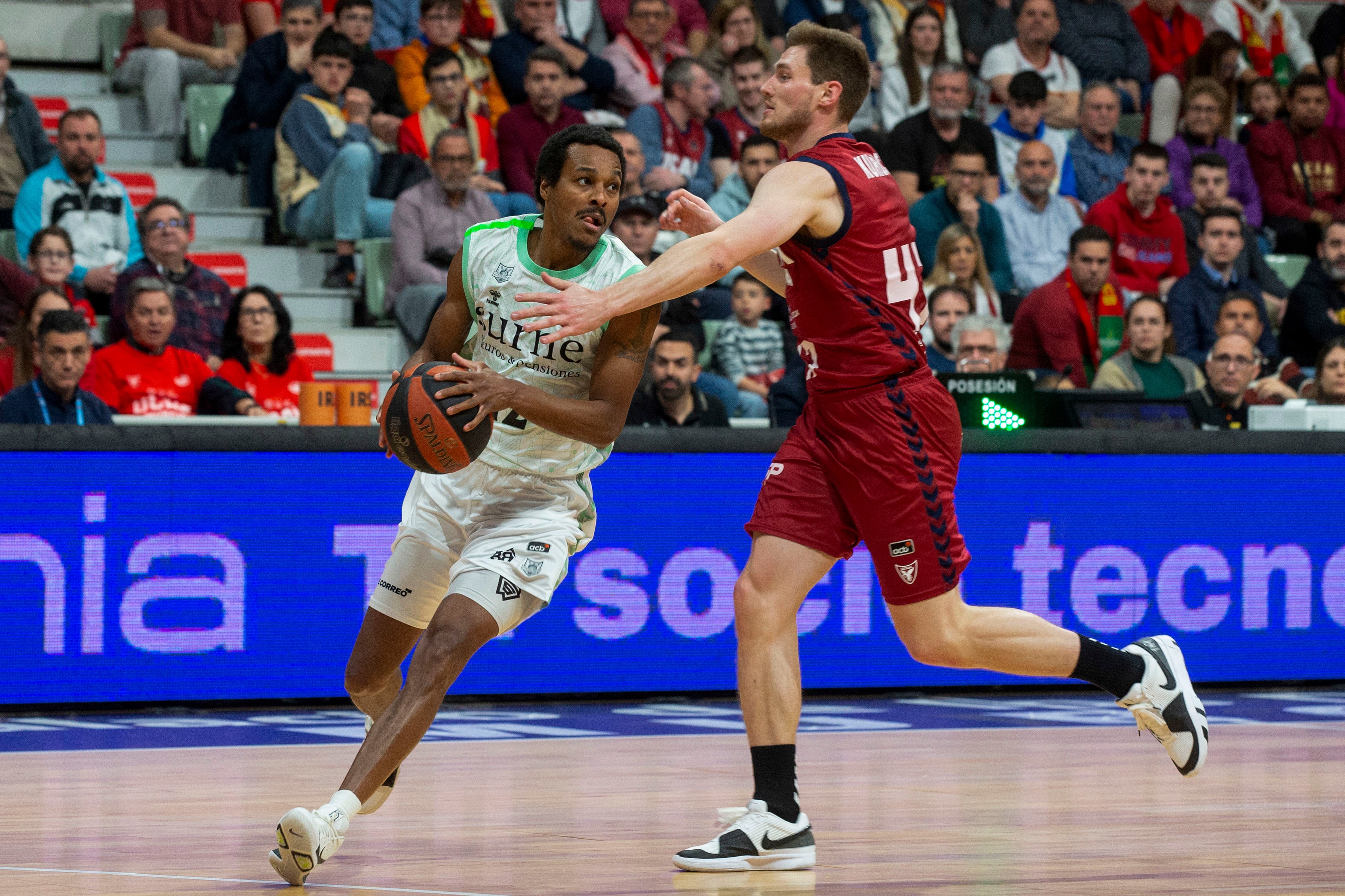 MURCIA, 03/02/2024.- El base bosnio de Surne Bilbao Basket Alex Renfroe (i) controla el balón ante la presión del base letón de UCAM Murcia Arturs Kurucs (d), durante el partido de la vigésimo primera jornada Liga Endesa, que están disputando este sábado en el Palacio de los Deportes de Murcia. EFE/Marcial Guillén
