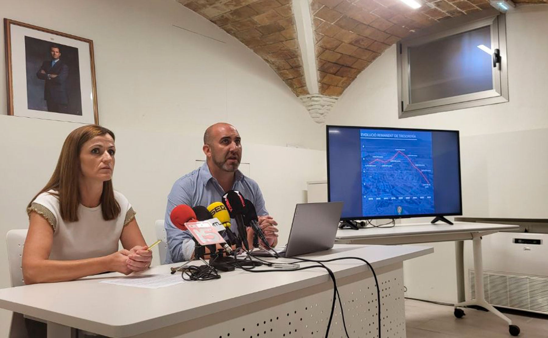 El alcalde Jesús López y la concejal de Hacienda, Raquel García, durante la comparecencia ante los medios