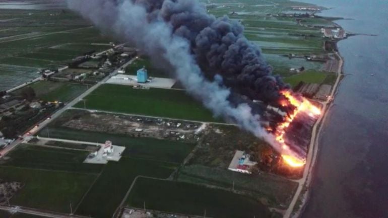 Incendi a l&#039;Embarcador de Les Muscleres, a La Ràpita. 