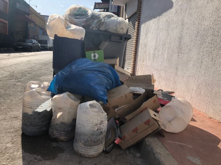 Situación de un contenedor de basura en el polígono El Viso.