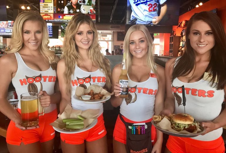 Camareras de Hooters, en una foto publicada por la propia empresa.