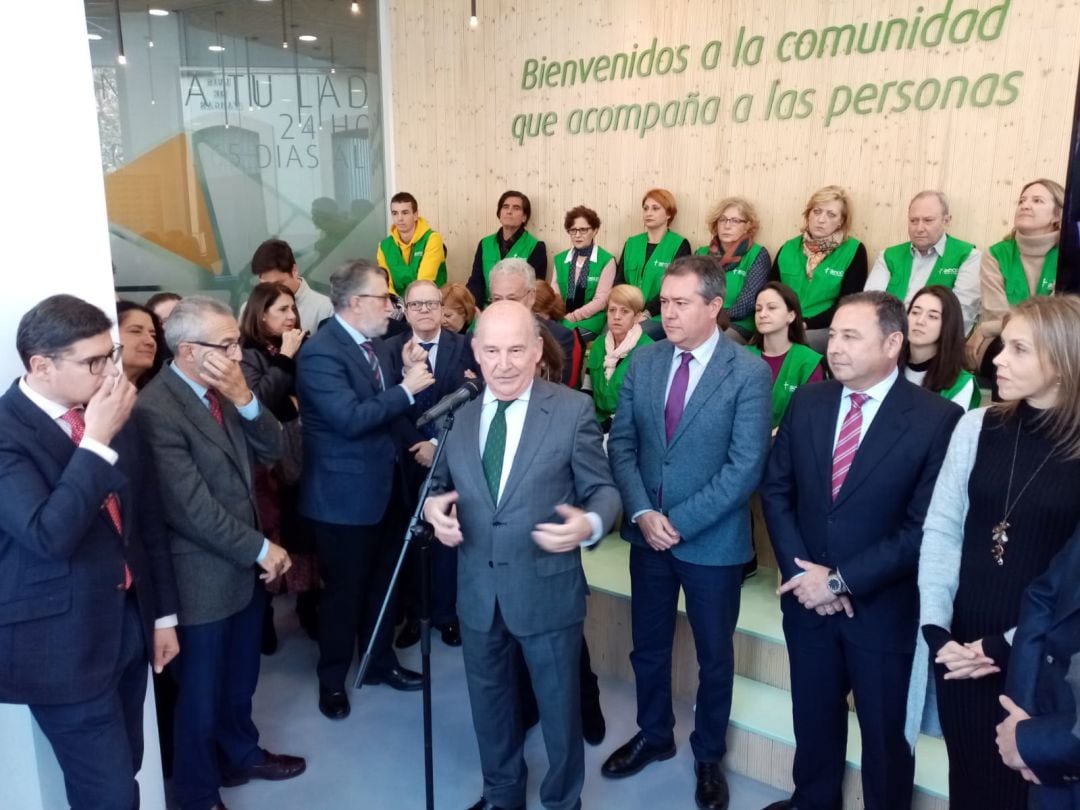 El presidente de la Asociación Española Contra el Cáncer (AECC) en Sevilla, Julio Cuesta, se dirige a los asistentes al acto de esta mañana ante la presencia entre otros del alcalde, Juan Espadas, o el delegado de la Junta en Sevilla, Ricardo Sánchez 