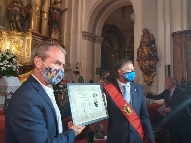 Fernando Simón recibe su diploma de manos del alcalde de Villafeliche, Agustín Caro