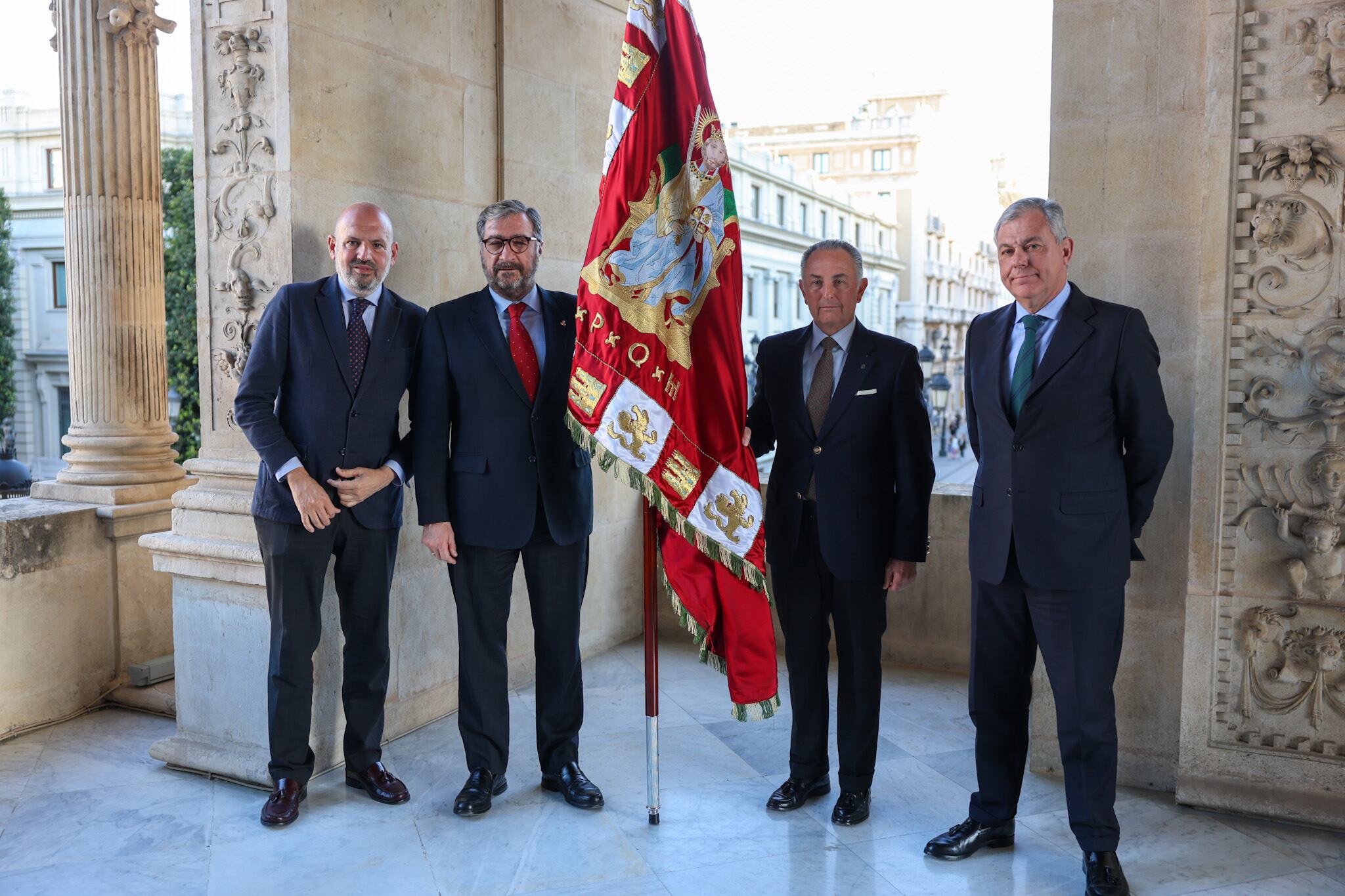 De izquierda a derecha, Manuel Alés, delegado municipal de Fiestas Mayores; Alberto Martín, hermano mayor del Cristo de Burgos; José María Tortajada, hermano mayor de la Vera Cruz; y José Luis Sanz, alcalde de Sevilla