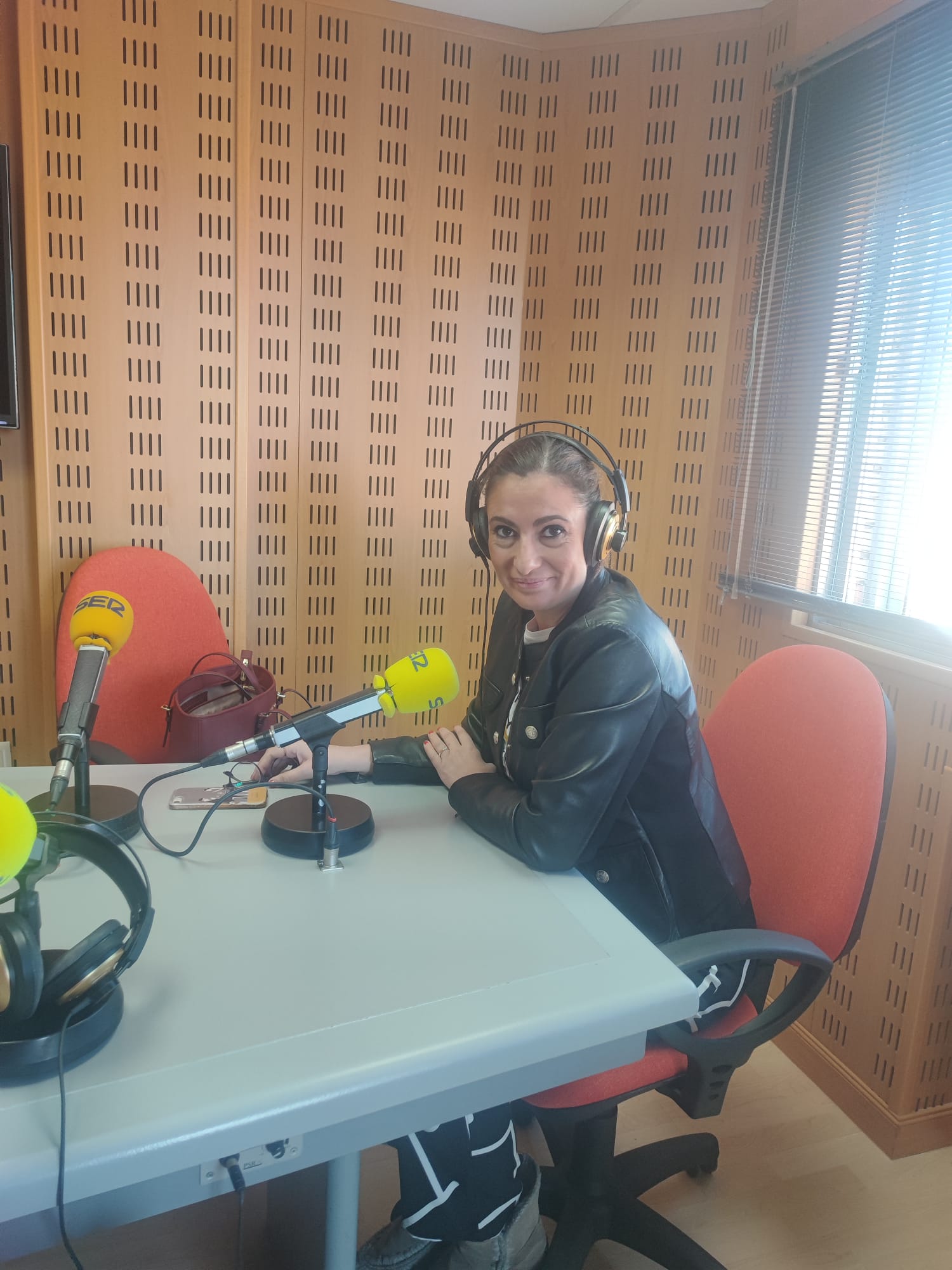 Lara Garlito, candidata a la secretaría regional del PSOE extremeño, en los estudios de SER Cáceres.