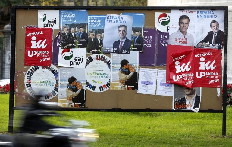 Un tablón con carteles electorales de distintas formaciones políticas, en Bilbao