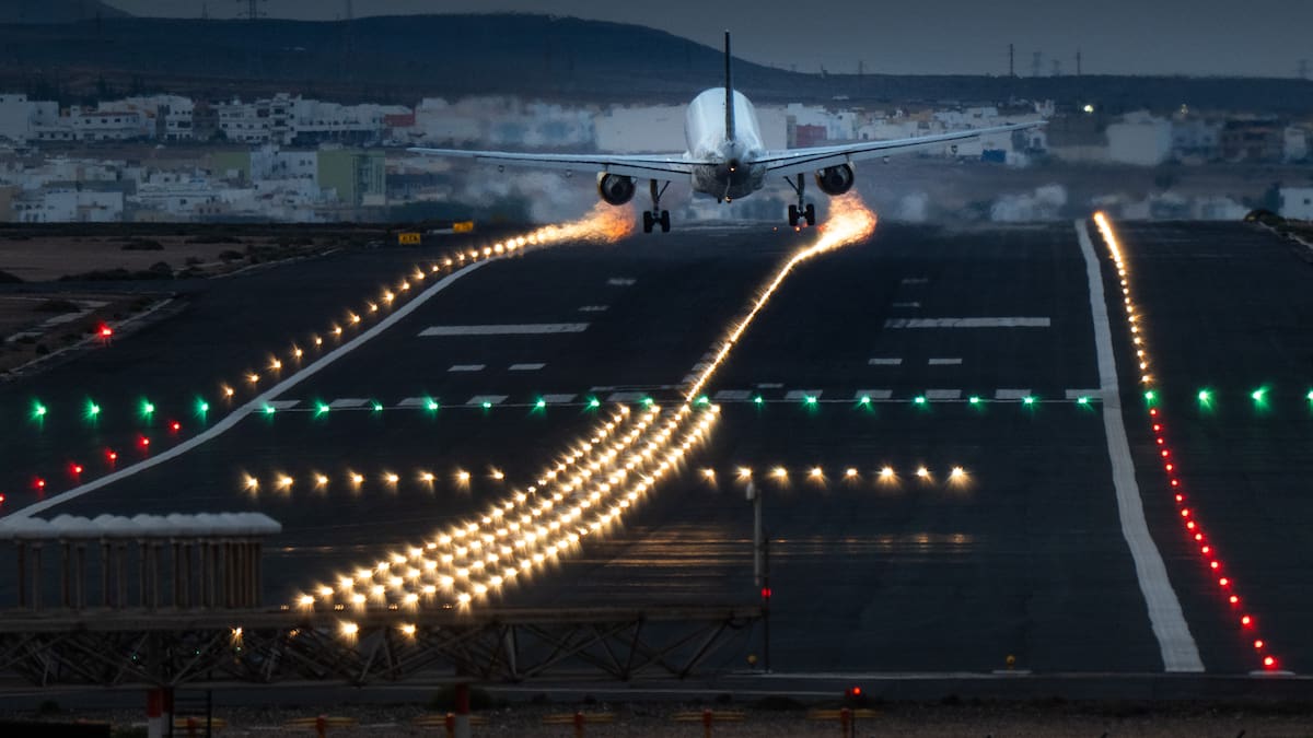 The Privatization of AENA Has Turned Airports into Large Shopping Centers Focused on Profit: Experts Sound the Alarm Amid Ongoing Debate on Airport Co-Management