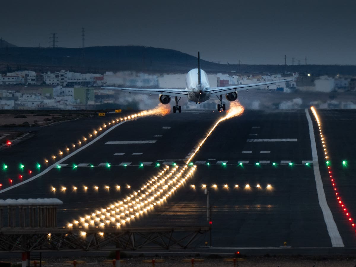 "La privatización de AENA ha convertido los aeropuertos en grandes centros comerciales con apetencia por el beneficio": El aviso de los expertos en pleno debate por la cogestión aeroportuaria