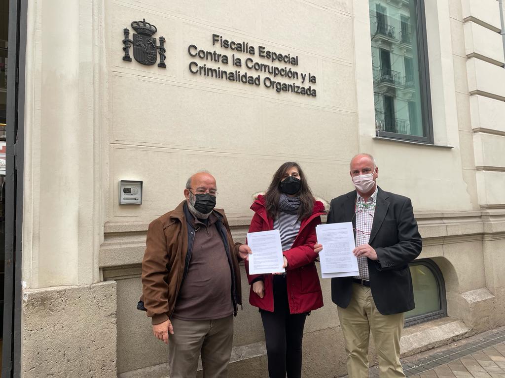 Los concejales de Ganemos 3C, Pedro Ayala, Alicia Villacorta y Federico Mas presentan dos denuncias ante la Fiscalía Anticorrupción