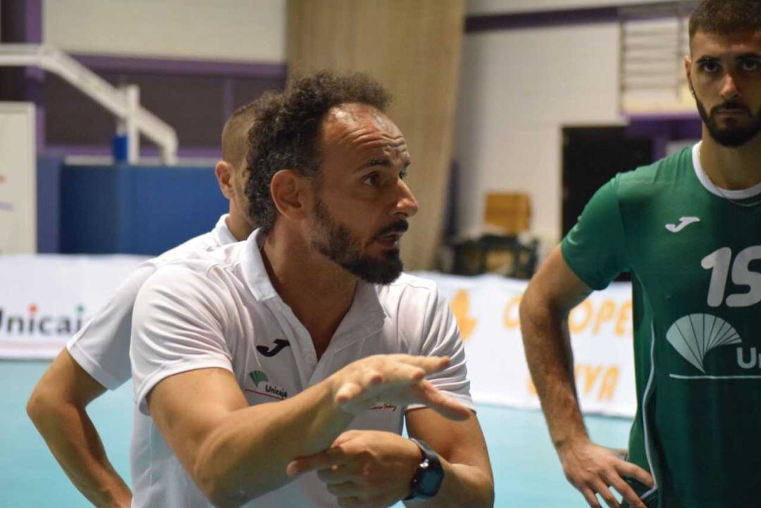 Manolo Berenguel dando instrucciones a sus jugadores.