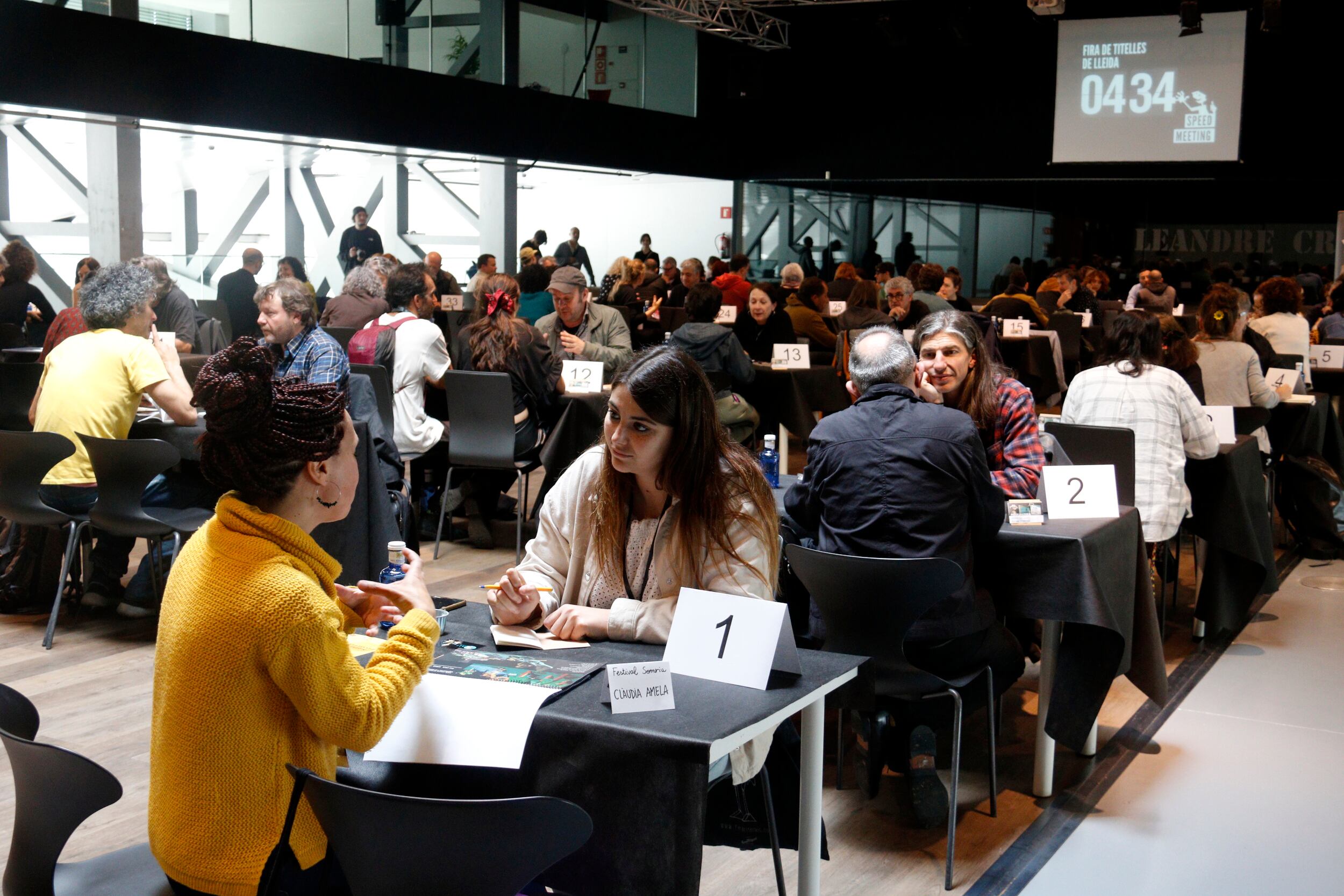 Trobades ràpides a la Llotja entre companyies i programadors d&#039;espectacles de titelles. La part professional és essencial de la Fira de Titelles de Lleida. Foto: ACN