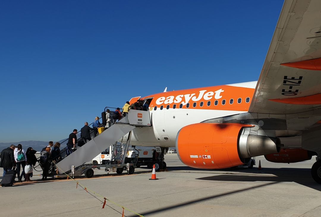 Turistas y viajeros en general toman un vuelo de EasyJet en el Aeropuerto de Granada-Jaén. Foto de archivo ya que los vuelos están suspendidos desde días antes del comienzo del estado de alarma por la covid-19