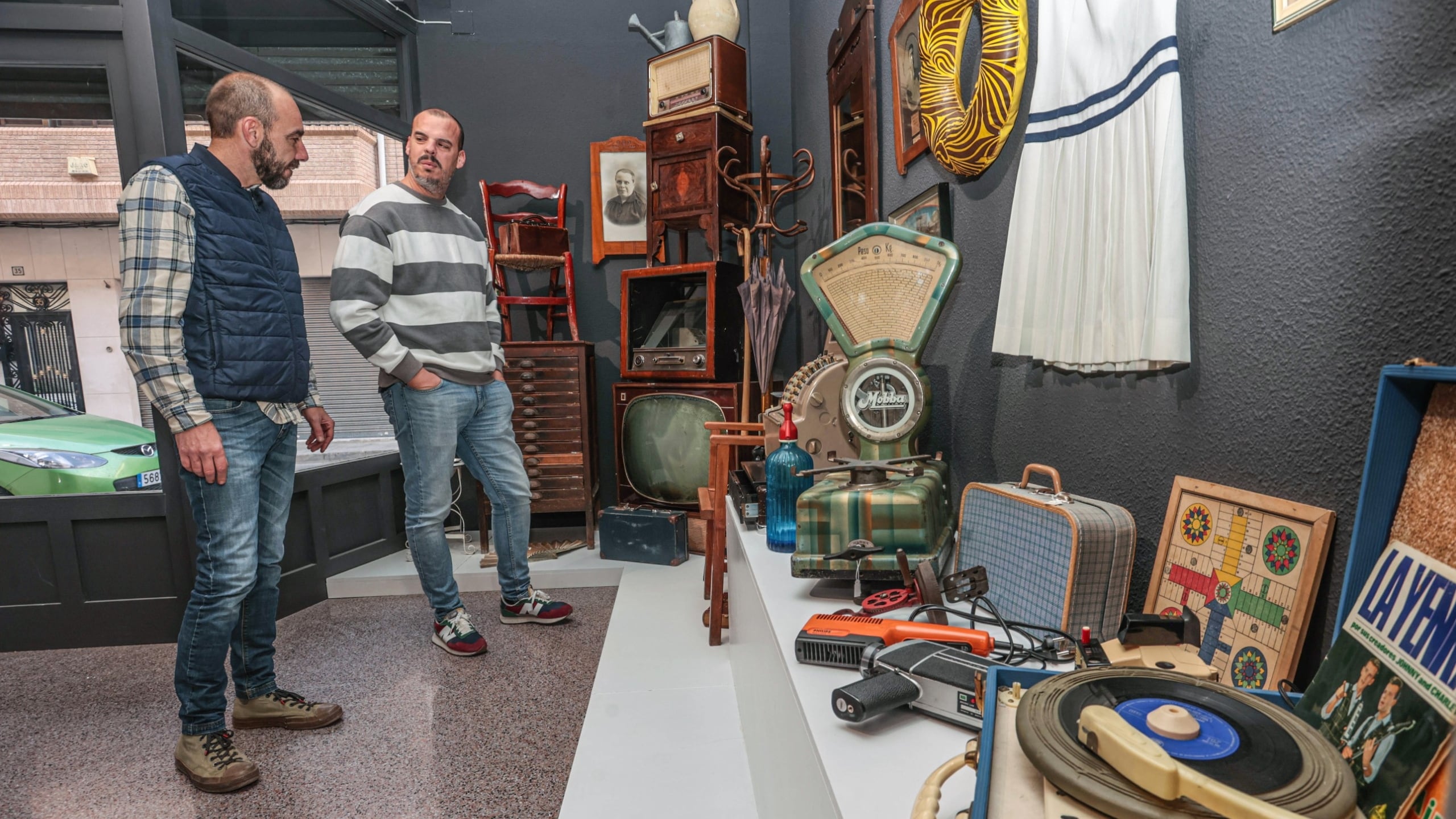 Tomás Palau, director del museo junto a Iñaki Pérez, concejal de Museos de Elda