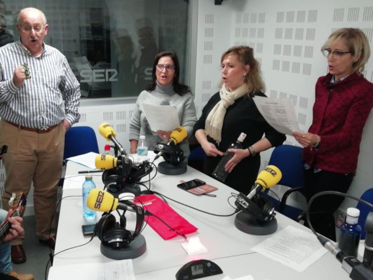 Cantando y bailando en honor a las navidades de antaño