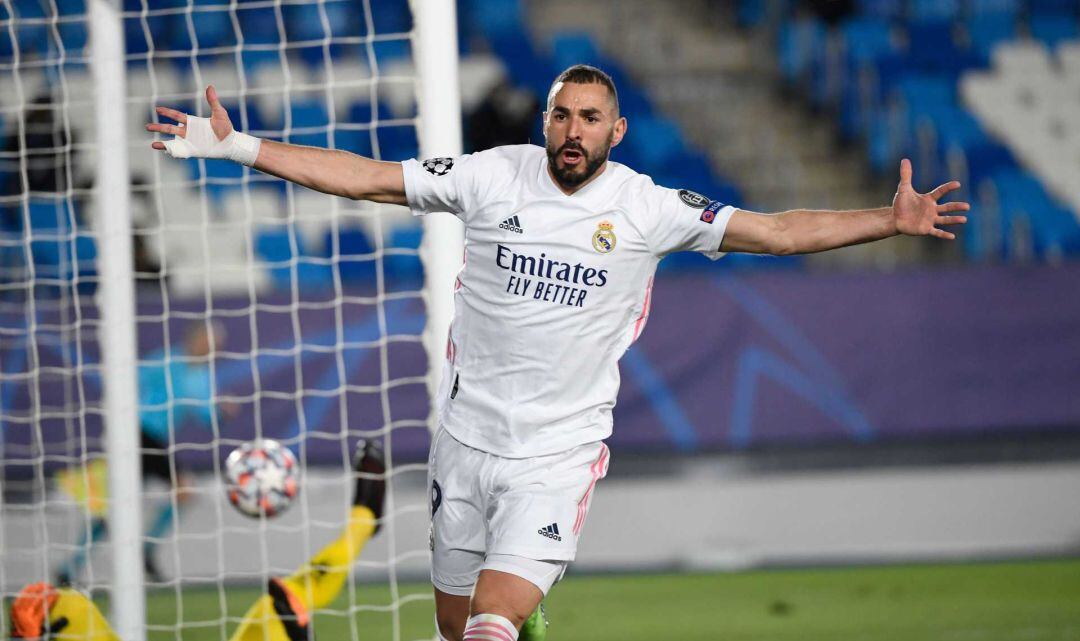 Benzema celebra uno de sus goles al Gladbach.