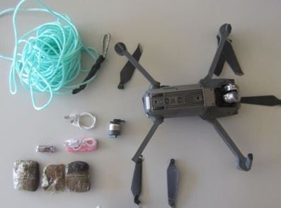 Un dron y otros objetos requisados en una prisión.