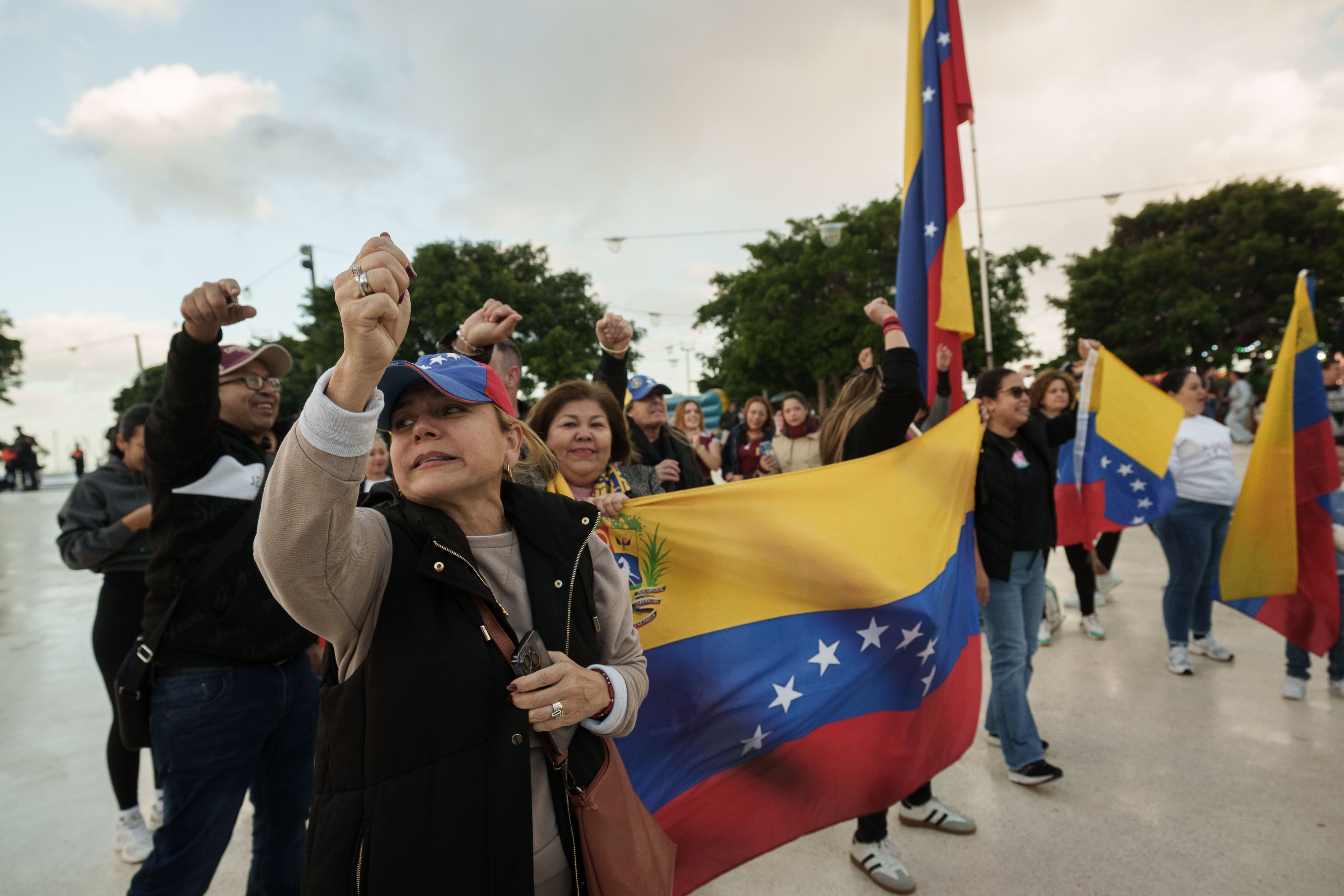 SANTA CRUZ DE TENERIFE , 03/01/2026.- Emigrantes venezolanos residentes en Tenerife durante una concentración este sábado en Santa Cruz de Tenerife para celebrar la operación militar del ejército estadounidense en su país y el arresto del presidente Nicolás Maduro. EFE/Ramón de la Rocha