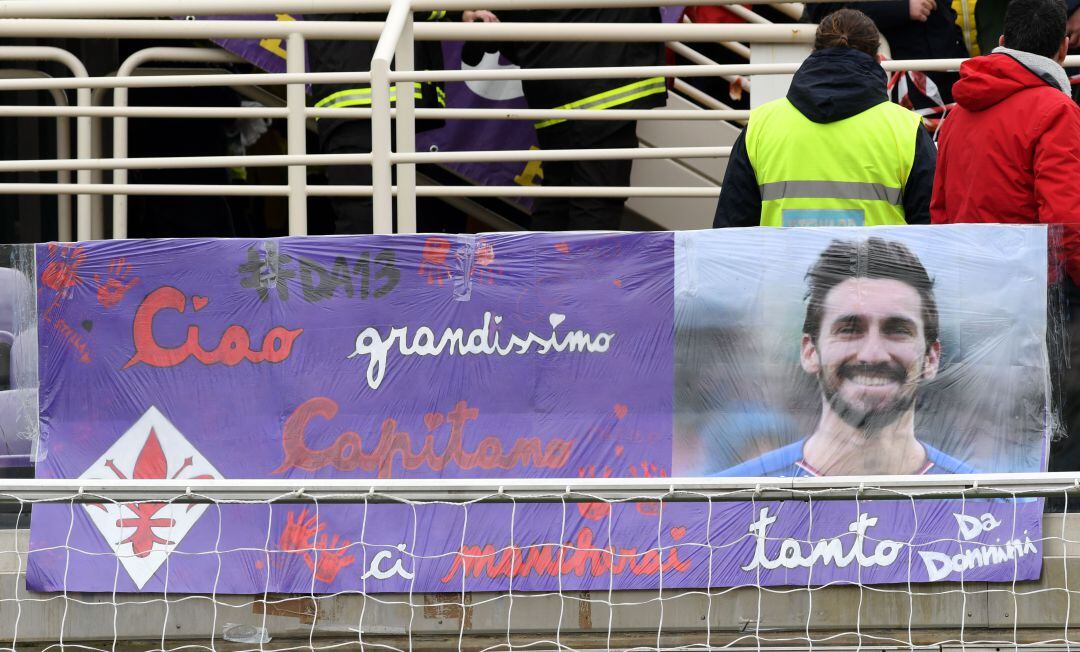 Un cartel recuerda a Davide Astori en el estadio de la Fiorentina 