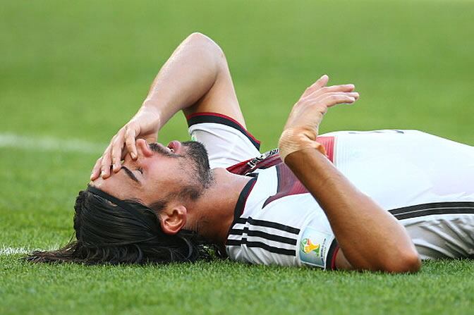 Khedira se duele en el terreno de juego durante un partido con Alemania