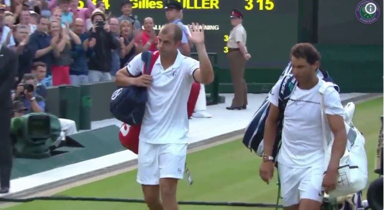 Gilles Muller y Rafa Nadal, al término de su maratoniano partido en Wimbledon.