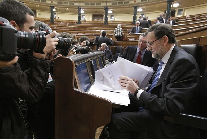 El presidente del Gobierno revisa documentos al inicio de la segunda sesión del debate sobre el estado de la Nación