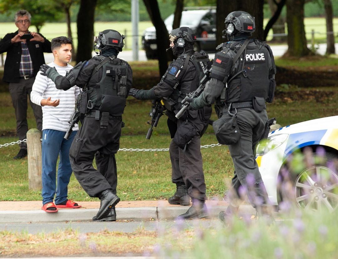 Presencia policial en las inmediaciones de una de las mezquitas.