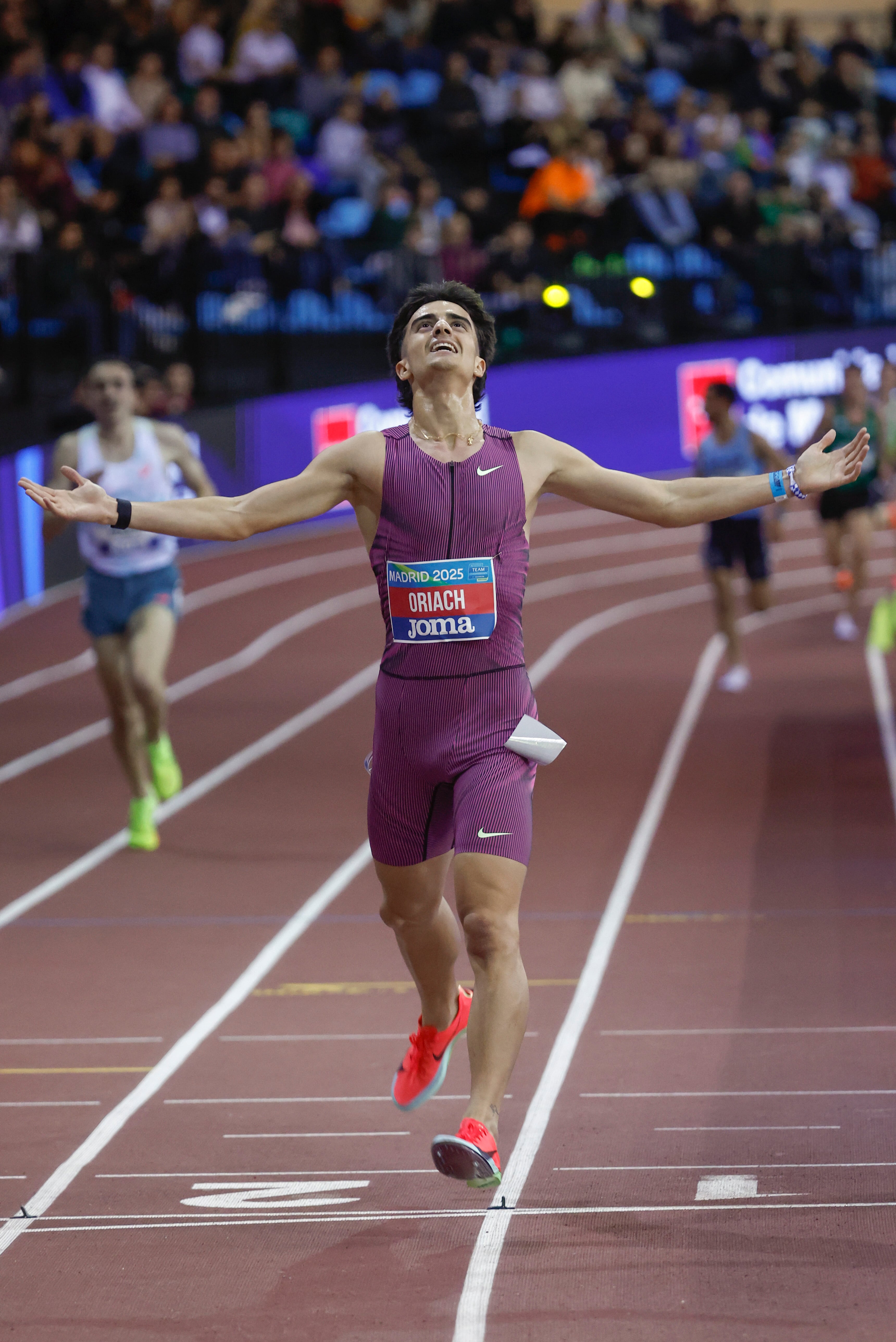 MADRID, 22/02/2025.- El atleta Pol Oriach celebra su victoria en la prueba de 3000 metros en los Campeonatos de España en pista cubierta que se disputan en el centro deportivo municipal Gallur este sábado en Madrid. EFE/ Sergio Pérez
