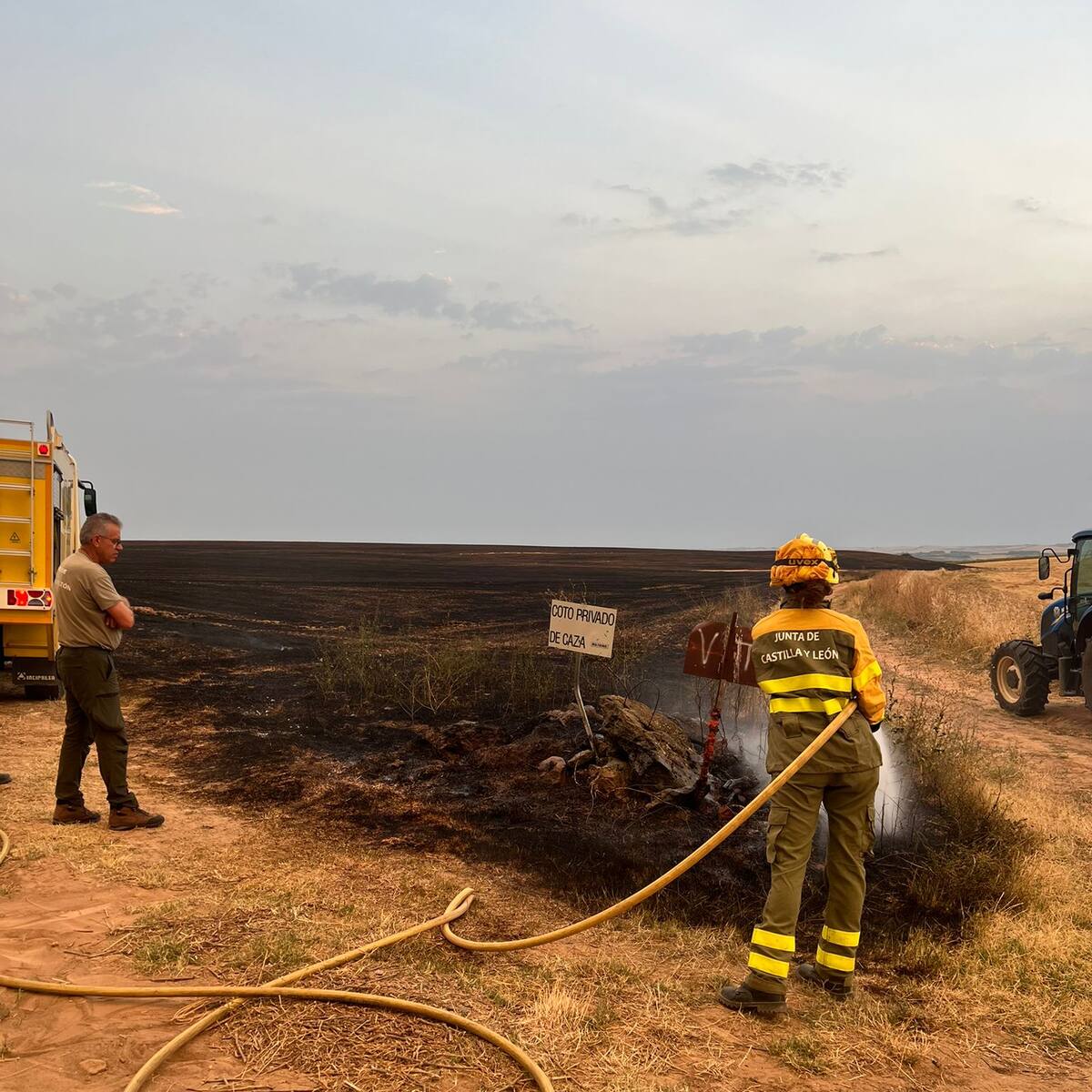 Un rayo provoca un incendio de rastrojos en Villatuelda