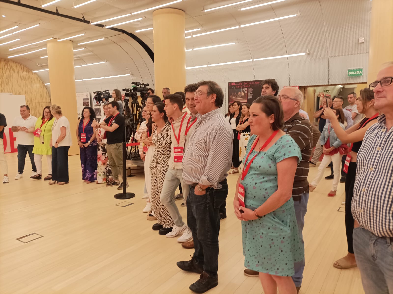 Militantes de la Federación Socialista Asturiana atendiendo a la intervención de Pedro Sánchez