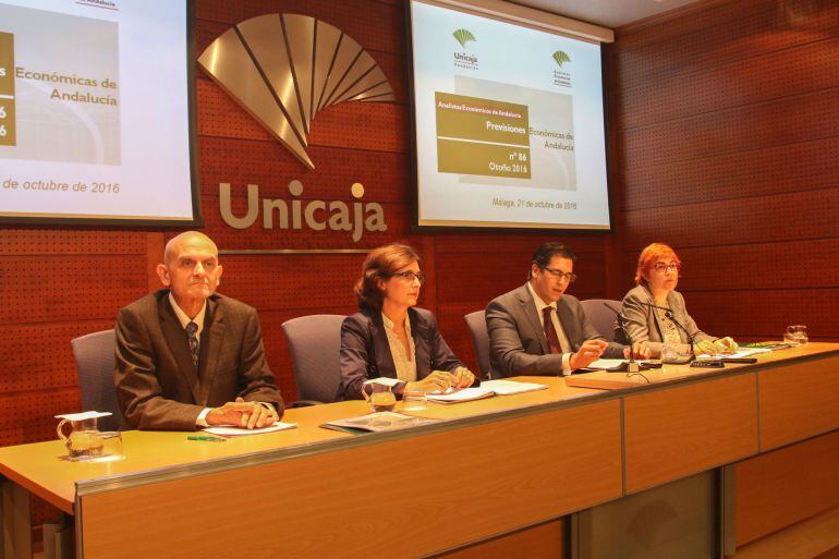 Los integrantes de Analistas Económicos del grupo Unicaja Banco