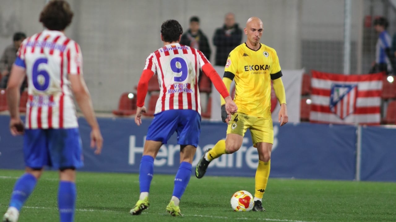 Rentero controla el balón ante la oposición de Llorente