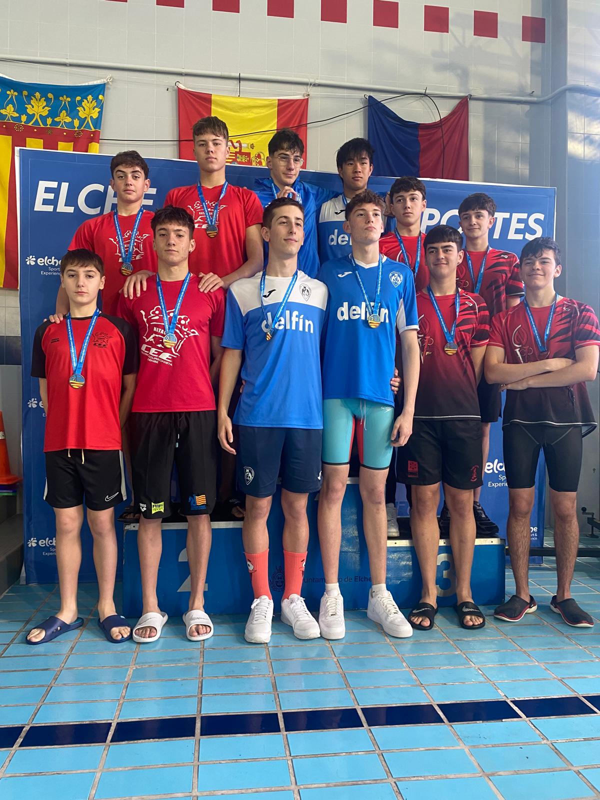 Podio para el equipo de natación del Centro Excursionista Eldense