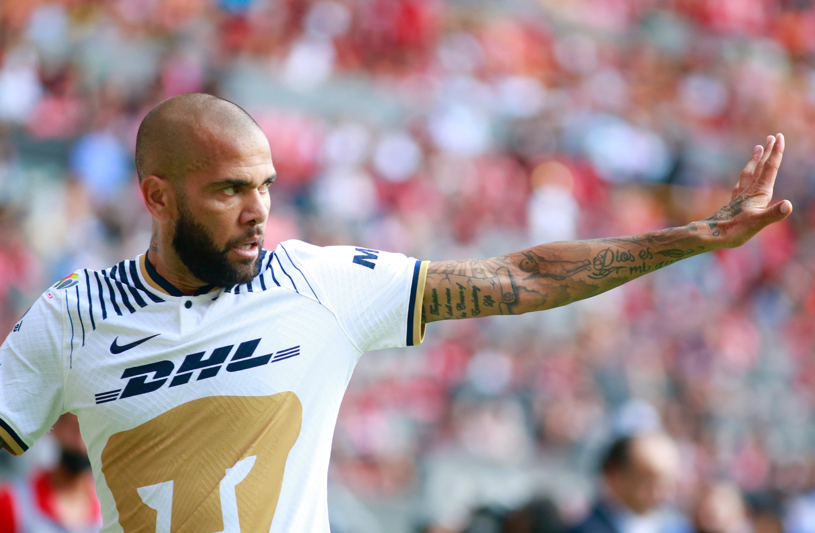 Dani Alves, en un partido con el Pumas mexicano