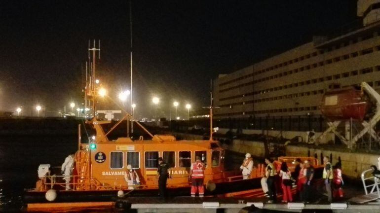 Dos de los inmigrantes han llegado del madrugada al Puerto de Alicante