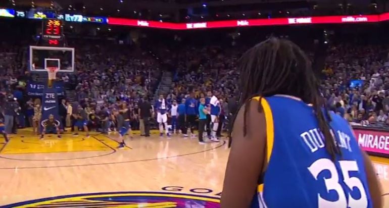 El aficionado, a punto de meter la canasta de su vida.