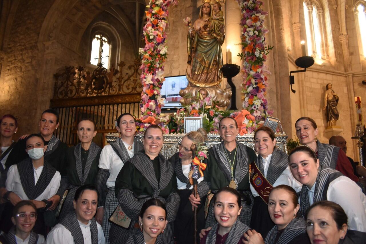 La alcaldesa Eva María Masías posa junto a la Virgen de Alarcos, acompañada de representantes de la Asociación de Dulcineas