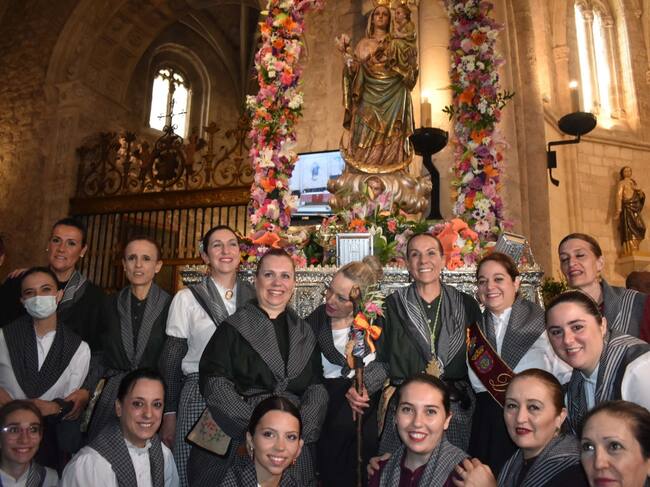 La alcaldesa Eva María Masías posa junto a la Virgen de Alarcos, acompañada de representantes de la Asociación de Dulcineas