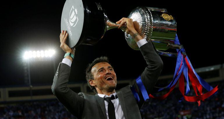 Luis Enrique con la Copa tras vencer al Alavés