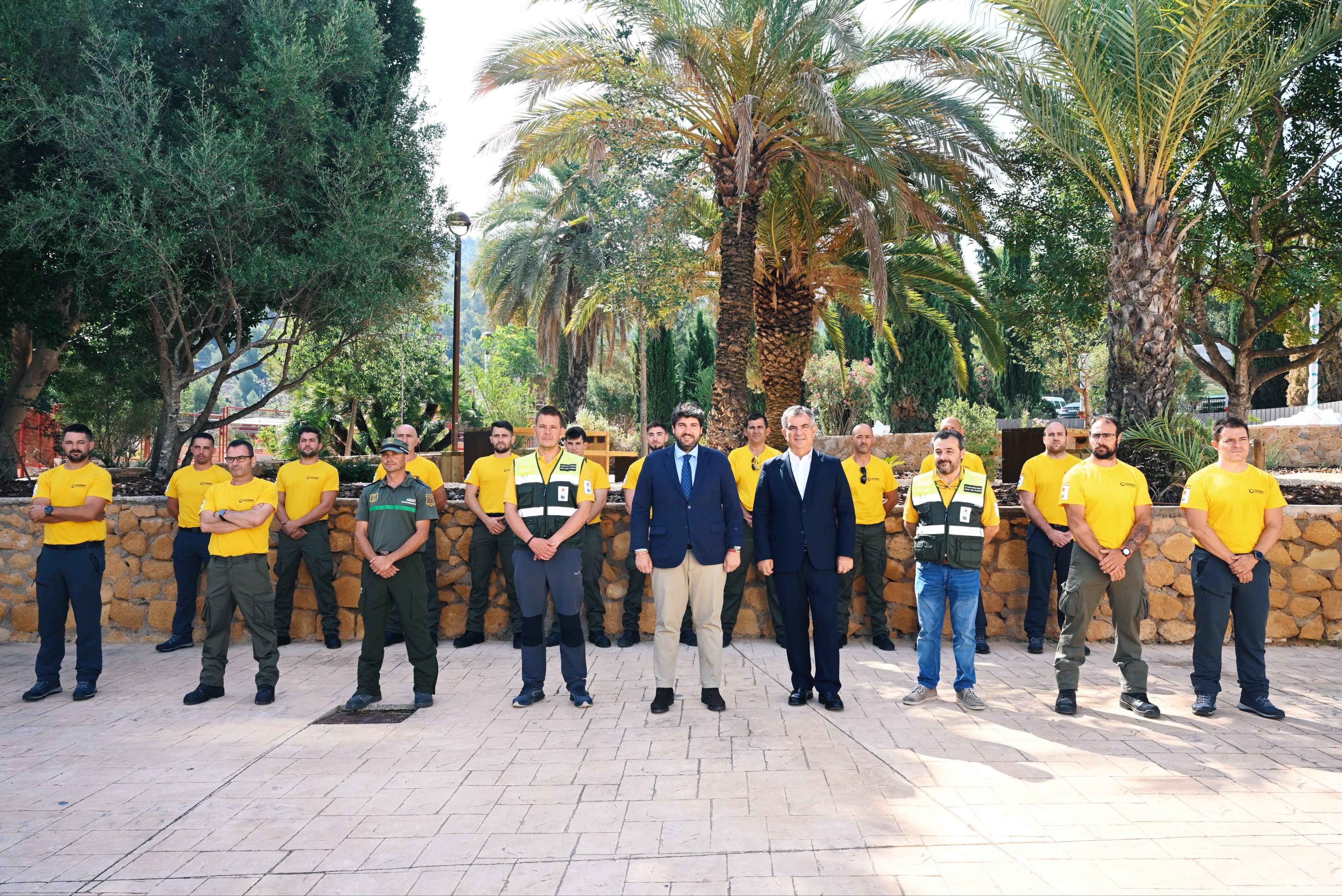 El presidente del Gobierno regional en funciones, Fernando López Miras, junto a los 16 bomberos forestales de la Región de Murcia que viajarán hasta Canadá vía Madrid para sumarse a las labores de extinción de los 400 incendios activos en ese país