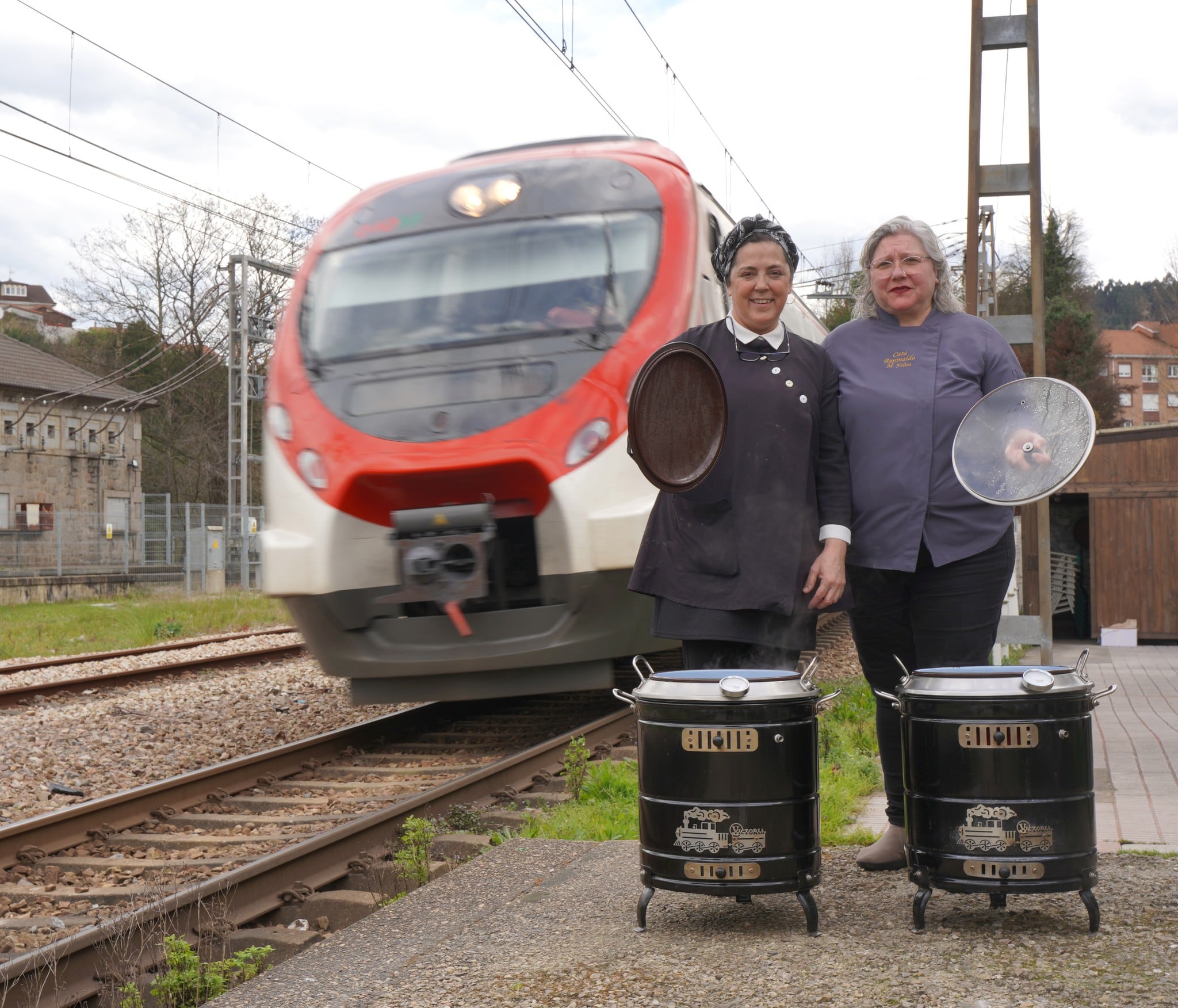 Dos cocineras asturianas hermanadas por la olla ferroviaria.