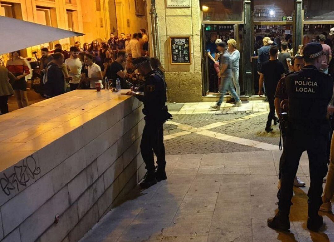 Imagen de archivo de un operativo contra el botellón en el centro de Alicante
