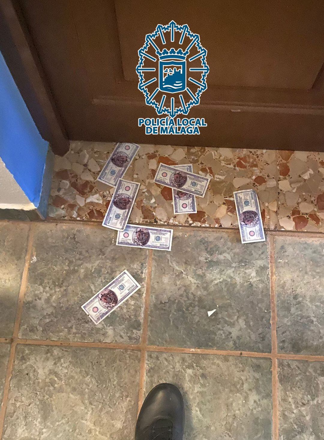 Billetes falsos que los arrestados echaron por debajo de la puerta ante los policias locales