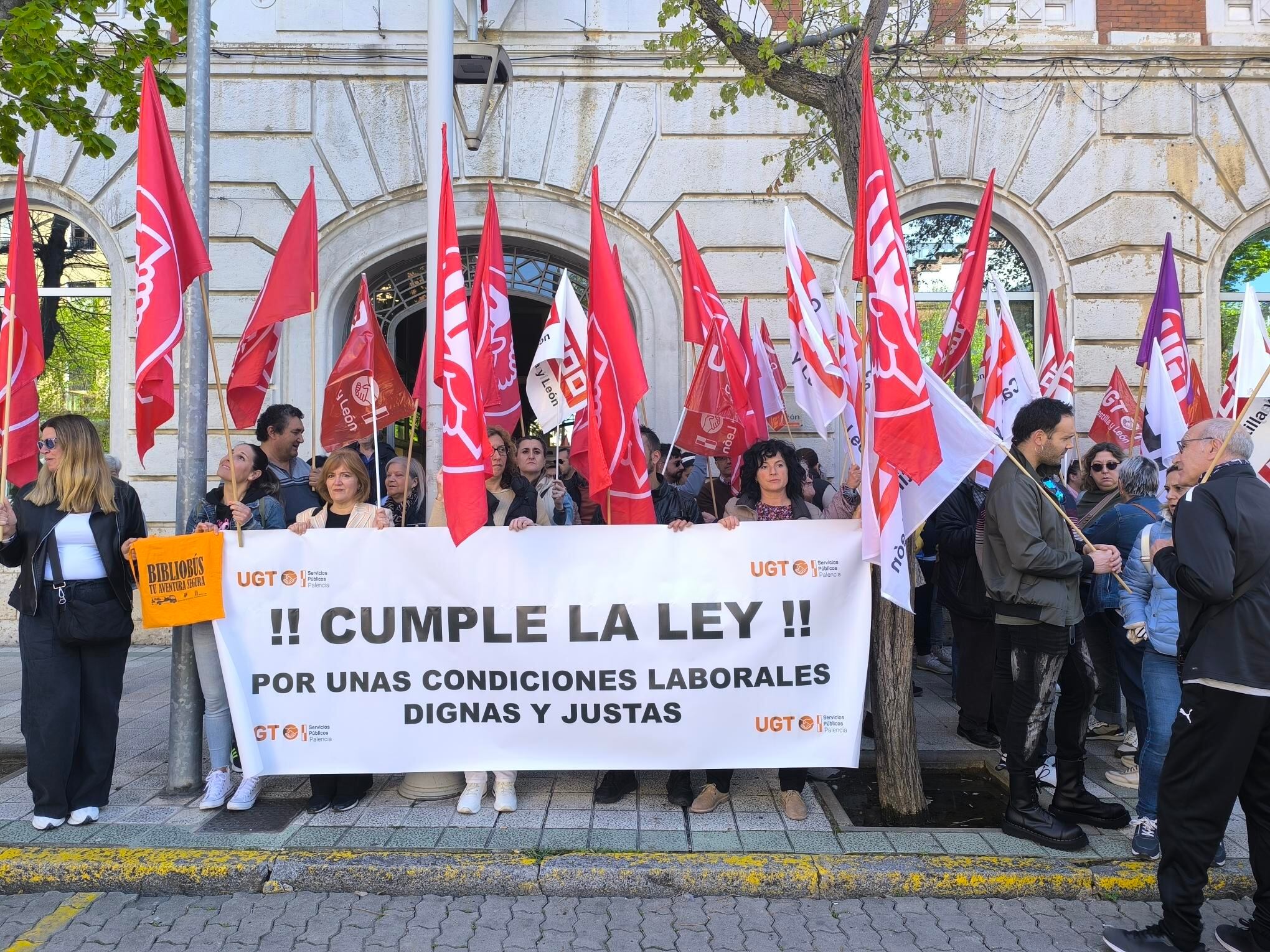 Concentración por el mantenimiento del servicio de Bibliobús en Palencia