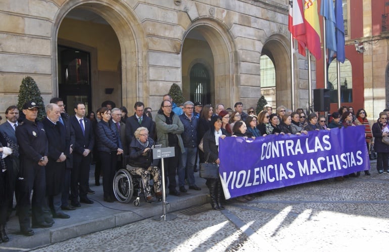 Concentración de repulsa en el Ayuntamiento de Gijón