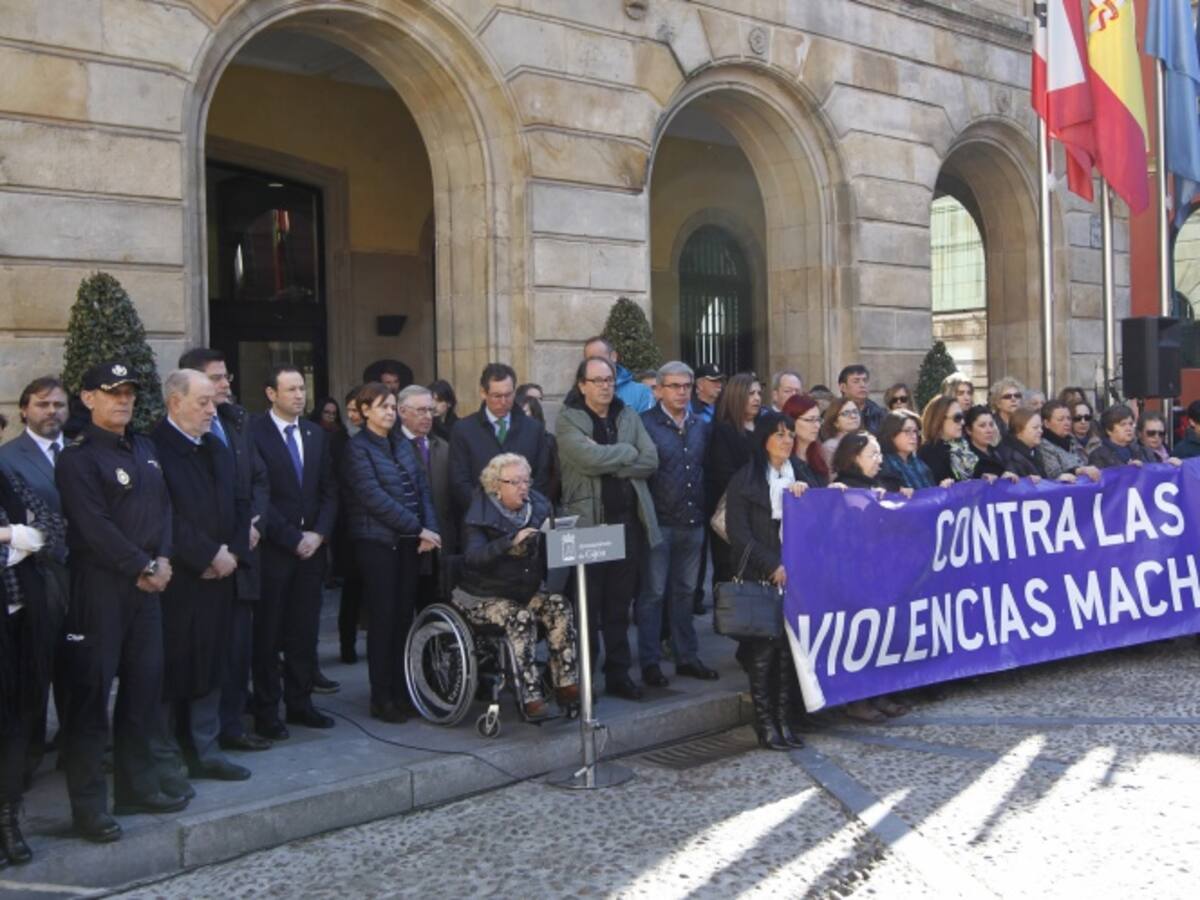 Concentración de repulsa en el Ayuntamiento de Gijón