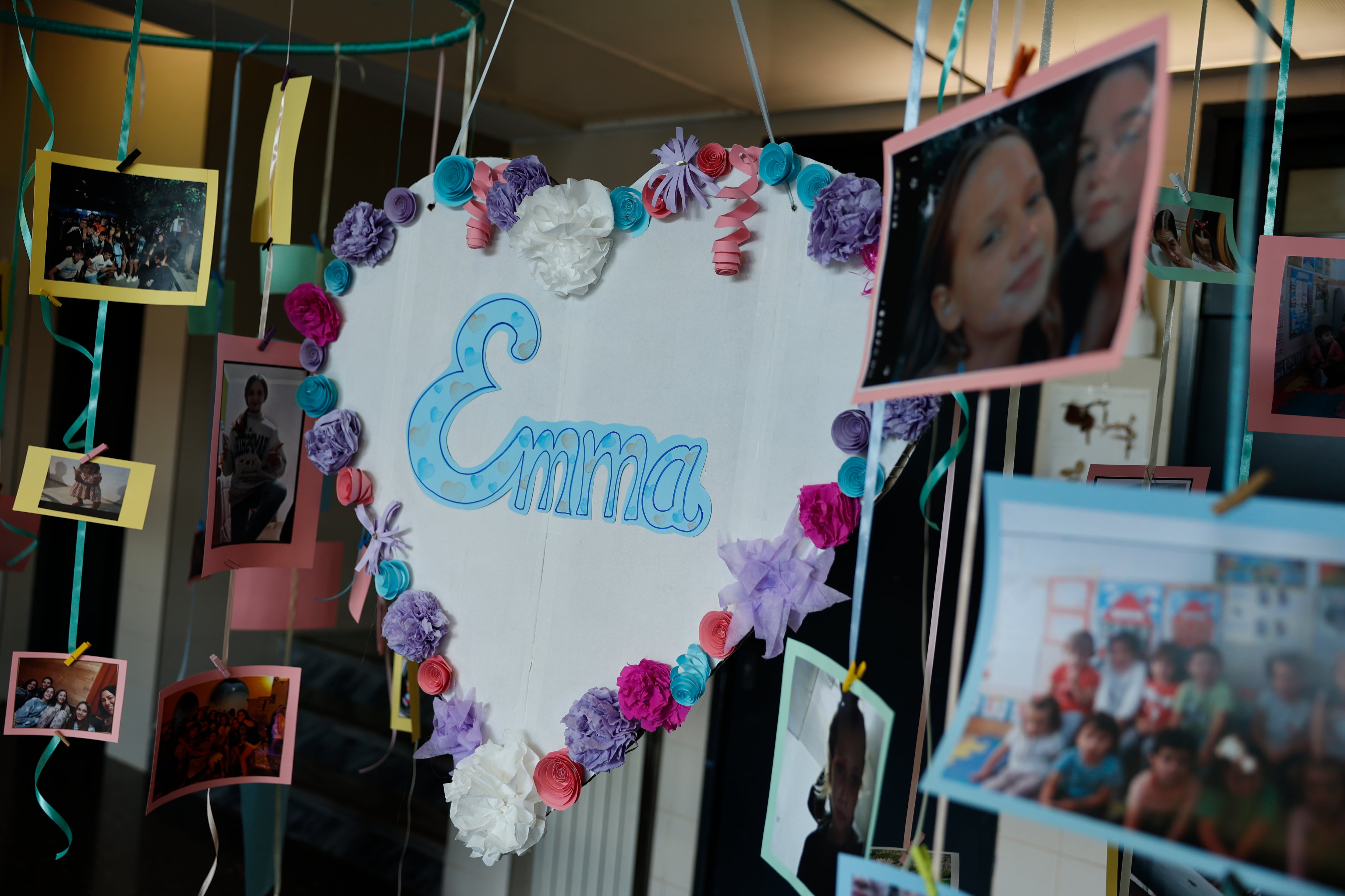 Fotografías y carteles en recuerdo de Emma, la niña de 12 años que falleció en febrero