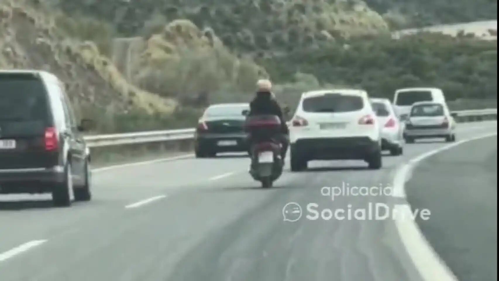 Dos motoristas vuelan por los aires en Málaga