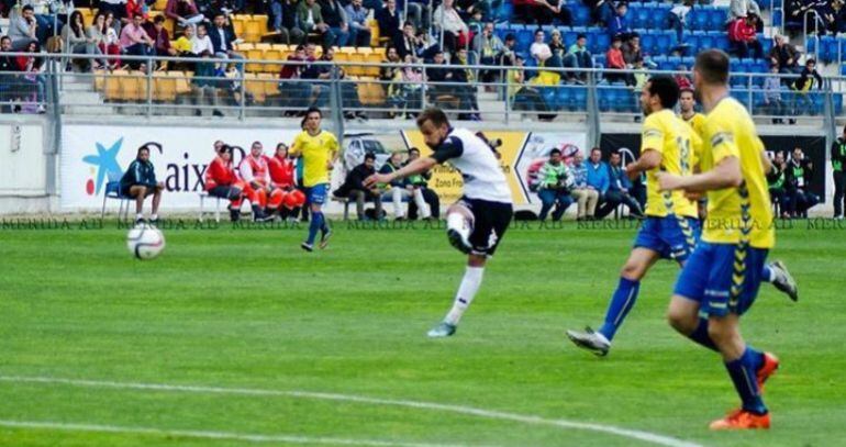 El jugador del Mérida Aitor García antes de marcar el gol ante el Cádiz