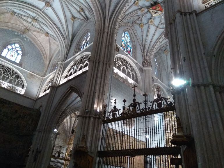 Nave central de la Catedral donde ha sido preciso instalar una red para evitar desprendimientos